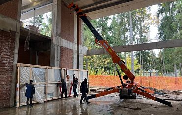 Подъем груза на второй этаж с помощью мини-крана Арлфит