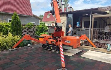 Ландшафтные работы с помощью мини-крана