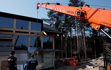 Монтаж стекла. Работа мини-краном и вакуумным захватом 