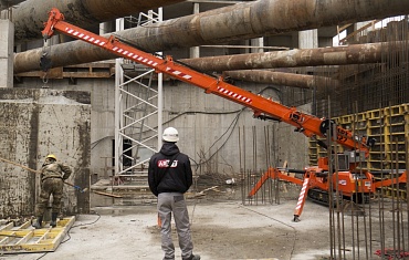 Мини-кран SPX 527 на монтаже опалубки