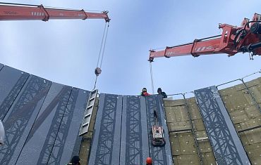 Подъем груза и остекление с помощью двух мини-кранов Арлфит 