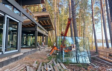 Вакуумный захват и мини-кран Арлифт монтируют стеклопакет